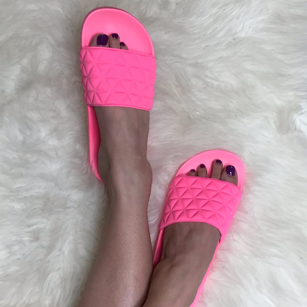 🆕 Rylie Neon Pink Quilted Slide - Picture 5 of 8
